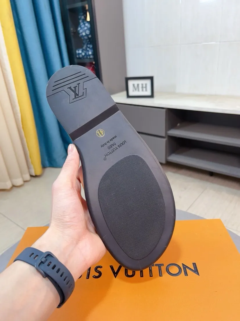Men's men's shoes 💰360🌸🌸LV medium men's spring and summer slippers counter synchronization. The uppers are imported from Italy with open edge beads and color-changing logo graphics. High-quality craftsmanship. Soles: Original soles specially provided by the original factory. Exclusive molded soles are super comfortable. Original factory single goods. 🔍🔍High quality. You can enter and exit the counter at will. Welcome to compare. Size 38-45